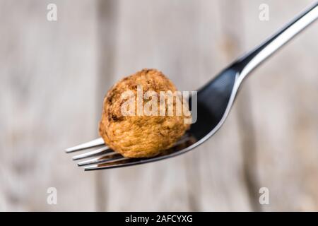 Porzione di polpette di carne come dettagliato di close-up shot; messa a fuoco selettiva Foto Stock