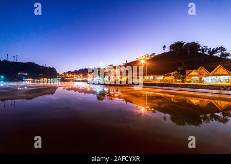 Vista notturna sul divieto Rak Thai villag Foto Stock