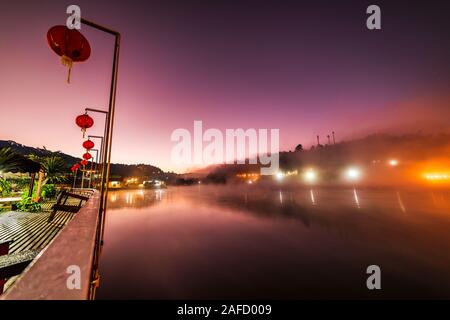 Vista notturna sul divieto Rak Thai villag Foto Stock