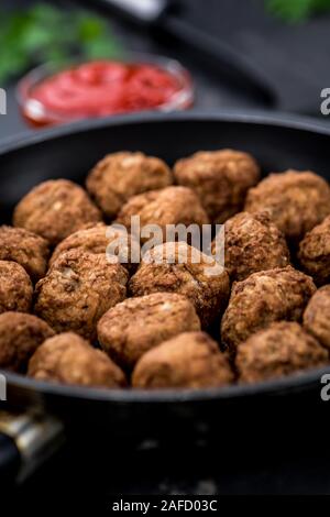 Porzione di freschi fatti in casa (polpette di messa a fuoco selettiva; close-up shot) Foto Stock