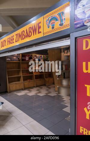 Aeroporto internazionale Robert Mugabe, Harare, Zimbabwe. Un negozio Duty Free quasi vuoto durante la crisi economica della fine del 2019. Foto Stock