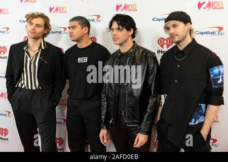 5 secondi di estate Luca Hemmings, Calum cofano Ashton Irwin e Michael Clifford sul tappeto rosso al Z100 iHeartRadio FM Jingle Ball presentato dalla capitale uno a New York Foto Stock