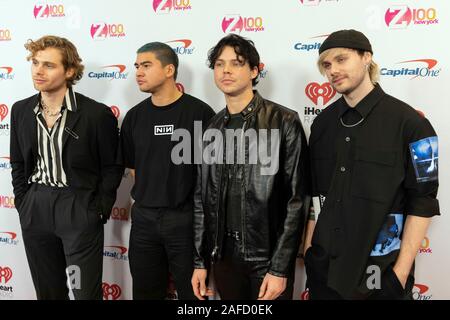 5 secondi di estate Luca Hemmings, Calum cofano Ashton Irwin e Michael Clifford sul tappeto rosso al Z100 iHeartRadio FM Jingle Ball presentato dalla capitale uno a New York Foto Stock