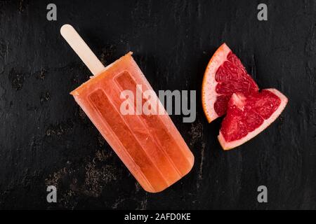 Alcuni freschi Pompelmi Popsicles (con alcuni frutti freschi; messa a fuoco selettiva) Foto Stock