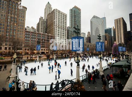 Chicago, Stati Uniti d'America. Xiv Dic, 2019. Persone skate a McCormick Tribune Ice Rink di Millennium Park di Chicago, Stati Uniti, 14 dicembre, 2019. L'outdoor Ice Rink di Millennium Park apre al pubblico da nov. 15, 2019 al 8 marzo 2020, se il tempo lo permette. Credito: Joel Lerner/Xinhua/Alamy Live News Foto Stock