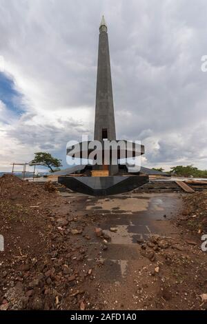 Zimbabwe, Rhodesia. Il monumento in cima all'Acre degli Eroi nazionali vicino ad Harare, la capitale del paese, mostra segni di negligenza come testimonianza della disastrosa crisi finanziaria del paese. Novembre 2019 Foto Stock