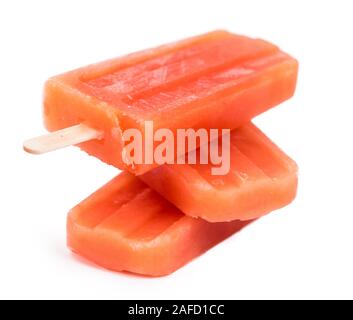 Porzione di pompelmo casalinga Popsicles isolati su sfondo bianco (messa a fuoco selettiva) Foto Stock