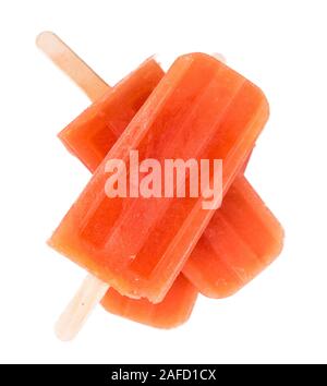 Porzione di pompelmo casalinga Popsicles isolati su sfondo bianco (messa a fuoco selettiva) Foto Stock