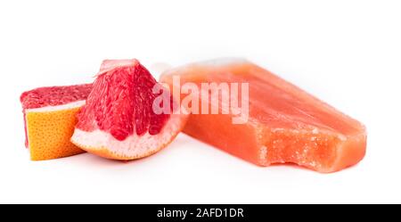 Porzione di pompelmo casalinga Popsicles isolati su sfondo bianco (messa a fuoco selettiva) Foto Stock