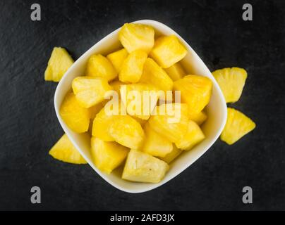 Alcuni fatti in casa (ananas a fette come dettagliato di close-up shot, il fuoco selettivo Foto Stock
