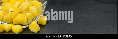 Alcuni fatti in casa (ananas a fette come dettagliato di close-up shot, il fuoco selettivo Foto Stock