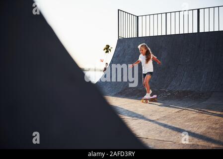 bambina carina imparando a guidare uno snowboard per bambini, sport  invernali per il bambino, sicurezza di sport attivi Foto stock - Alamy