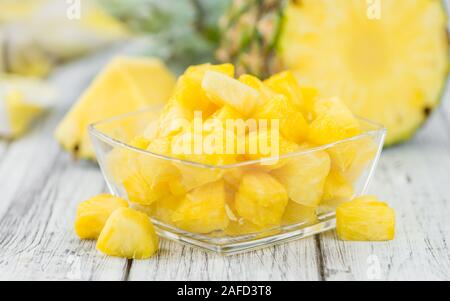 Alcuni fatti in casa (ananas a fette come dettagliato di close-up shot, il fuoco selettivo Foto Stock