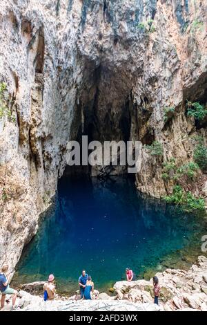 Grotte di Chinhoyi, Zimbabwe. La 'Chirorodziva' (piscina per bambini), una piscina molto profonda nel parco di Chinhoyi, nota per le sue acque blu e la sua enorme profondità, ed è una destinazione popolare per i subacquei. Foto Stock