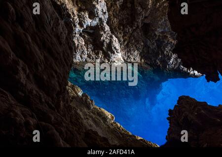 Grotte di Chinhoyi, Zimbabwe. La 'Chirorodziva' (piscina per bambini), una piscina molto profonda nel parco di Chinhoyi, nota per le sue acque blu e la sua enorme profondità, ed è una destinazione popolare per i subacquei. Foto Stock