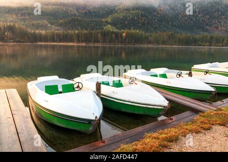 Bellissimi colori autunnali nel sunrise presso il lago Hintersee in Baviera alpi in Germania Foto Stock