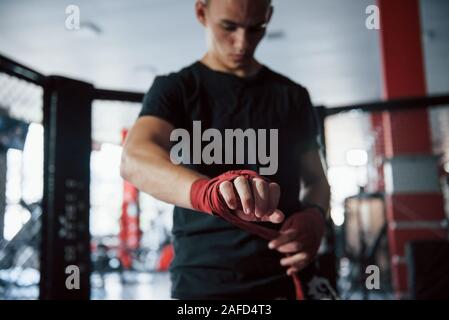 Preparazione prima del training. Immagine ravvicinata di giovani boxer Foto Stock