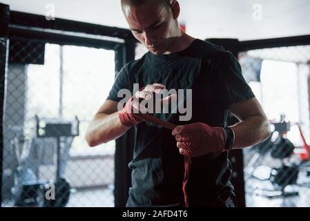 Preparazione prima del training. Immagine ravvicinata di giovani boxer Foto Stock