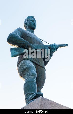 Una statua di un soldato russo raffigurato nella Kirkenes, Norvegia. Il monumento riconosce il ruolo dell'Esercito Rosso per liberare la città nel 1944. Foto Stock