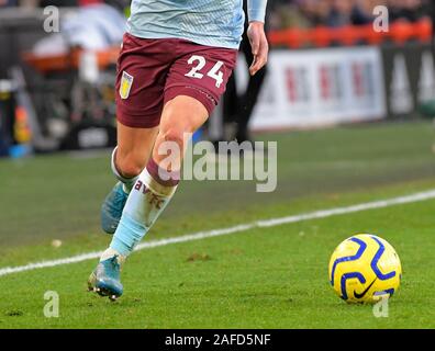 SHEFFIELD, in Inghilterra. Ottobre xxi una generica immagine dei piedi di Frederic Guilbert (Aston Villa) durante la Premier League inglese match tra Sheffield Foto Stock