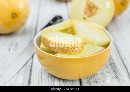 Melone Honeydew su un vecchio tavolo di legno come dettagliato di close-up shot (messa a fuoco selettiva) Foto Stock