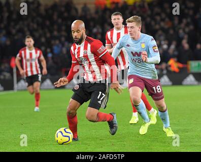 SHEFFIELD, in Inghilterra. Ottobre xxi David McGoldrick (Sheffield Regno) è inseguito da Matt Targett (Aston Villa) durante la Premier League inglese corrispondono Foto Stock