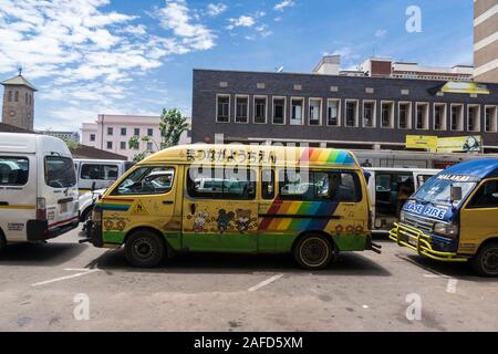 Harare, Zimbabwe. Un furgone colorato con le parole giapponesi per 'asilo nido di pino' attende su una coda di carburante vicino a una stazione di benzina. Alla fine del 2019, nello Zimbabwe c'era una carenza di carburante e i conducenti dovevano aspettare ore per far rifornire i propri veicoli. Foto Stock