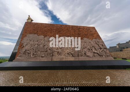 Harare, Zimbabwe. Un murale raffigurante la guerra di indipendenza del paese (conosciuta come 'Chimurenga', o 'guerra di liberazione' nel acro degli eroi nazionali di Harare. L'uccello dello Zimbabwe in cima al murale. Foto Stock