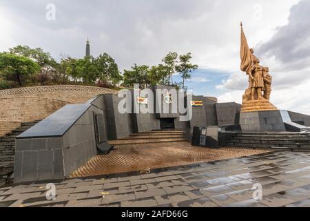 Harare, Zimbabwe. Il monumento del Nord-Coreano progettato per il soldato sconosciuto nell'Acre degli Eroi Foto Stock