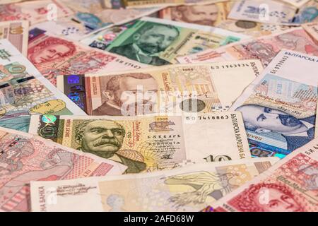 Una composizione di lev bulgaro banconote fornendo eccellenti opzioni per essere usato per illustrare argomenti come business, bancario, media, presentazioni ecc. Foto Stock