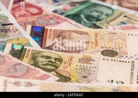 Una composizione di lev bulgaro banconote fornendo eccellenti opzioni per essere usato per illustrare argomenti come business, bancario, media, presentazioni ecc. Foto Stock
