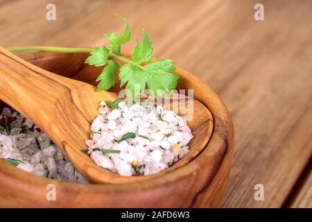 A GRANA GROSSA sale su un cucchiaio di legno Foto Stock
