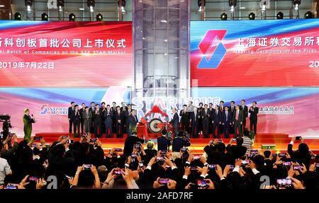 Pechino, Cina. 22 Luglio, 2019. Foto scattata a luglio 22, 2019 mostra il debutto della cerimonia della Cina di sci-tech board di innovazione (STAR mercato) a Shanghai la Borsa di Shanghai, Cina orientale. Credito: Fang Zhe/Xinhua/Alamy Live News Foto Stock