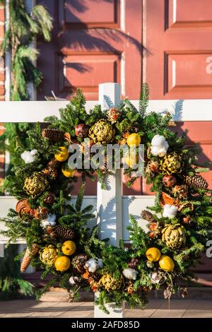 Tutti naturali ghirlanda di imbarcazioni nella zona storica di Colonial Williamsburg. Deck le porte ghirlanda annuale concorso. I materiali comprendono i limoni e cotone. Foto Stock