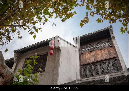 Antico stile cinese fabbricati a Wuxi Vecchia Città, provincia dello Jiangsu, Cina. Tradizionale in rosso lanterne pendono dai tetti. Foto Stock