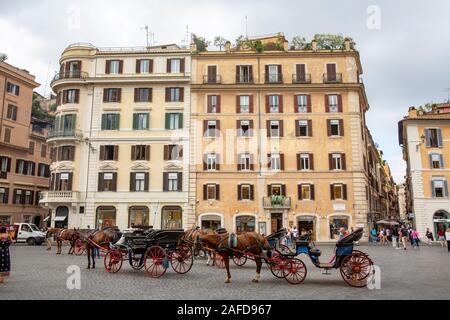 Roma Piazza di Spagna con carro trainato da cavalli in attesa di turisti per un tour di Roma centro città,Lazio,Italia Foto Stock