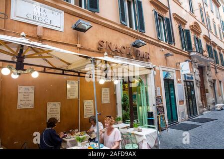 Roma snack bar Italia, le donne mangiare in uno snack bar caffetteria nel centro di Roma,Lazio,l'Italia,l'Europa Foto Stock