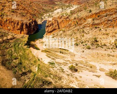 Glen Helen Gorge e l area circostante Glen Helen Lodge preso da una prospettiva aerea. Territorio del Nord, l'Australia Foto Stock