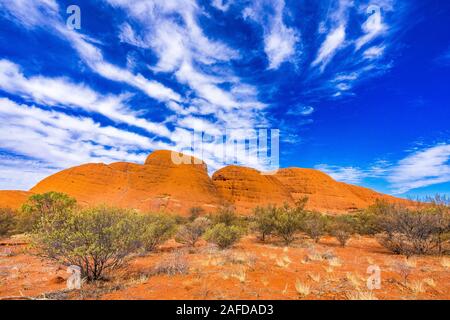 Uniche formazioni cloud oltre l'Olgas, come noto come Kata Tjuta outback in Australia Foto Stock