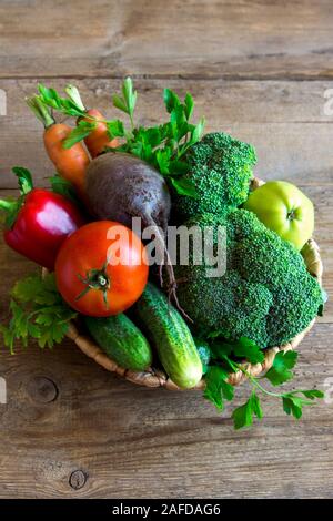 Ortaggi e frutti sul tavolo di legno, vista dall'alto. Varie materie ortaggi sani, dieta e detox concetto, pulire mangiare ingredienti. Foto Stock