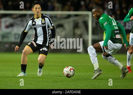 CHARLEROI, Belgio - 14 dicembre: Ryota Morioka di Charleroi e Yves Dabila del Cercle lotta per la palla durante la Jupiler Pro League Match Day 19 tra Sporting Charleroi e Cercle Brugge su dicembre 14, 2019 in Charleroi Stade du Pays de Charleroi, Credito: Pro scatti/Alamy Live News Foto Stock