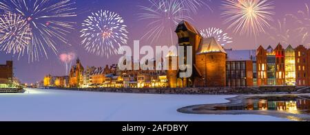 Felice Anno Nuovo fuochi d'artificio.paesaggio invernale in Gdansk di notte, la Polonia, l'Europa. Foto Stock