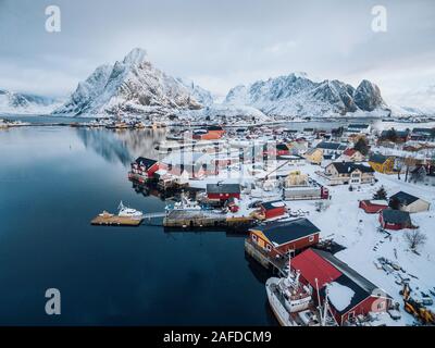 Reine, vista aerea con la neve. Isole Lofoten in Norvegia Foto Stock