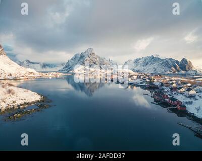 Reine, vista aerea con la neve. Isole Lofoten in Norvegia Foto Stock