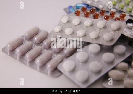 Industria farmaceutica concetto. Farmaco antibiotico resistenza, la prescrizione per il farmaco di trattamento. Tema farmacia, capsula pillole con la medicina in bli Foto Stock