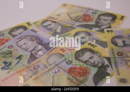 Vista del denaro contante di dollari, euro, Rumeno fatture in quantità. Foto Stock