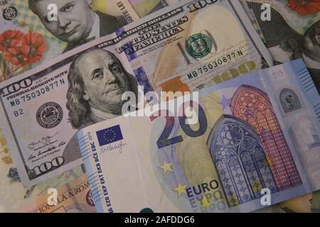 Vista del denaro contante di dollari, euro, Rumeno fatture in quantità. Foto Stock