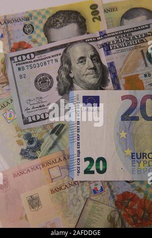Vista del denaro contante di dollari, euro, Rumeno fatture in quantità. Foto Stock