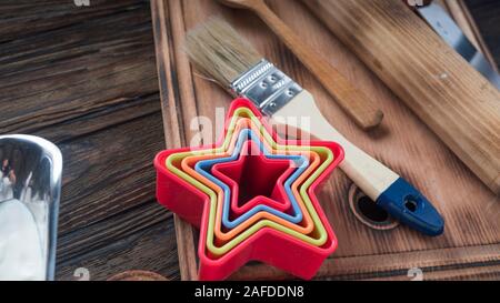 Preparazione di pasta, cottura panpepato, biscotti uova, farina taglierine, Compleanno, Natale, argilla, dei biscotti, torte pop, smalto Foto Stock