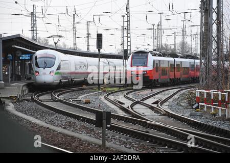Il 15 dicembre 2019, Meclemburgo-Pomerania, Stralsund: un treno ad alta velocità ICE della Deutsche Bahn e un treno regionale del ODEG - Ostdeutsche Eisenbahn GmbH sono situati nella stazione di Stralsund. Lo stesso giorno, ODEG - Ostdeutsche Eisenbahn GmbH ha iniziato le linee operative RE9 (Rostock - Stralsund - Binz/Sassnitz) e RE10 (Rostock - Stralsund - Züssow) nel Mecklenburg-Vorpommern. All'inizio delle operazioni, sei Desiro (ML) Cityjet locomotori da ÖBB (Ferrovie Federali Austriache) sarà in servizio. Nella primavera del 2020, costruito appositamente un flotta di treni costituito da sette u di trazione Foto Stock